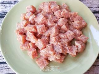 宫爆肉丁的做法步骤：1