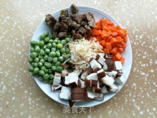 什锦炒饭的做法步骤：1