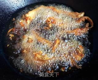 酥炸小鲶鱼的做法步骤：5