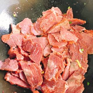 干煸孜然牛肉的做法步骤：2