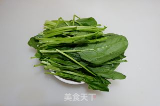 菠菜鸡蛋面的做法步骤：1