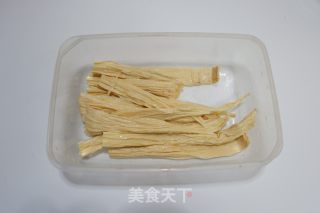 风味腐竹烩芹菜的做法步骤：1