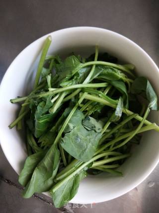 菠菜猪骨汤的做法步骤：1