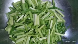 芹菜香菇小炒的做法步骤：1