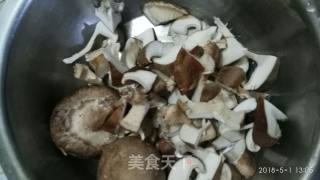 芹菜香菇小炒的做法步骤：2
