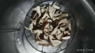 芹菜香菇小炒的做法步骤：4