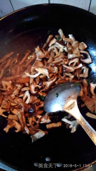 芹菜香菇小炒的做法步骤：7