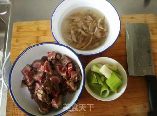 笋干红焖牛腱的做法步骤：1
