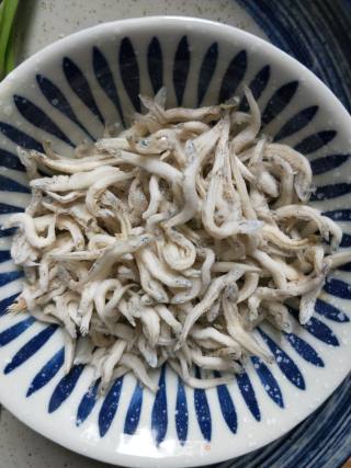 韭菜银鱼煎饼的做法步骤：2