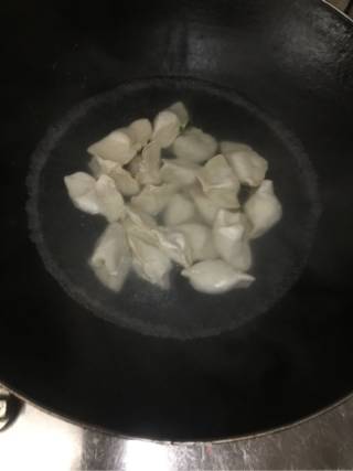 酸汤水饺的做法步骤：2