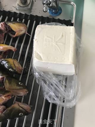 昂刺鱼炖豆腐的做法步骤：2