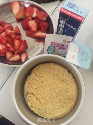 草莓慕斯的做法步骤：1