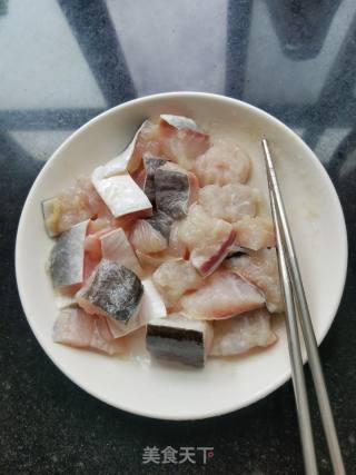 糖醋鱼块（空气炸锅）的做法步骤：1