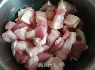五花肉焖土豆的做法步骤：1