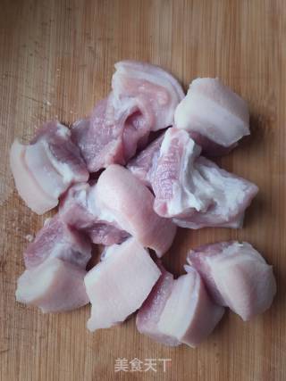 土豆红烧肉的做法步骤：1