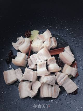 土豆红烧肉的做法步骤：3