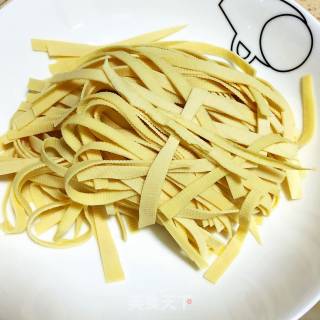 干豆腐炒豆芽的做法步骤：1
