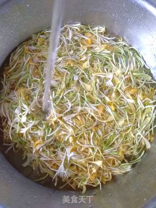 自制金银花茶的做法步骤：5