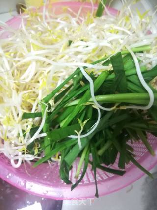 韭菜炒豆芽的做法步骤：1