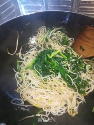 韭菜炒豆芽的做法步骤：2