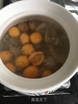 枇杷无花果煲猪骨的做法步骤：5