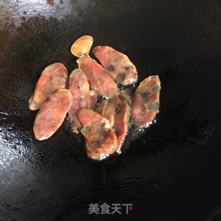 香肠炒蚕豆的做法步骤：3