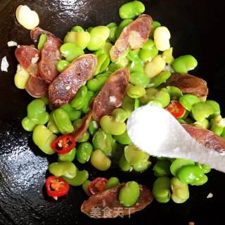 香肠炒蚕豆的做法步骤：6