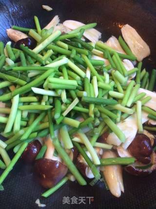 松茸炒蒜苔的做法步骤：8