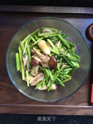松茸炒蒜苔的做法步骤：11
