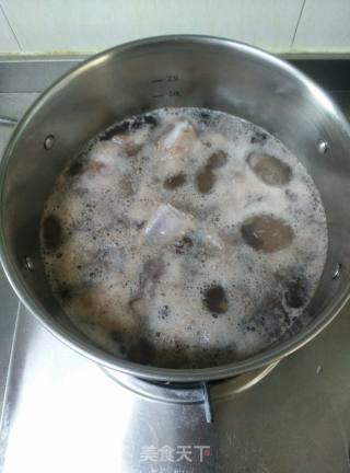 排骨海带汤的做法步骤：1