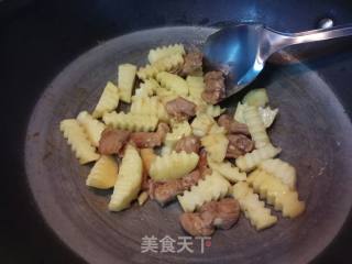 口蘑土豆烧排骨的做法步骤：6