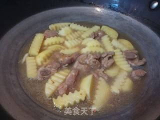 口蘑土豆烧排骨的做法步骤：8
