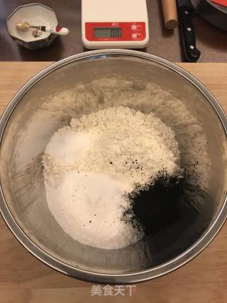 竹炭黑面包的做法步骤：1