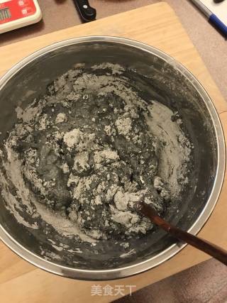 竹炭黑面包的做法步骤：4