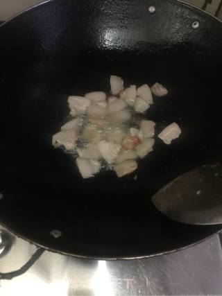 毛豆酸菜炒火腿肠的做法步骤：2