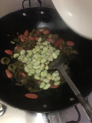 毛豆酸菜炒火腿肠的做法步骤：5