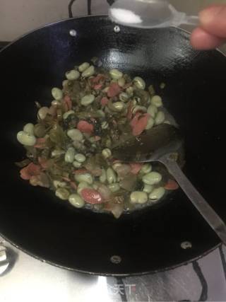 毛豆酸菜炒火腿肠的做法步骤：6