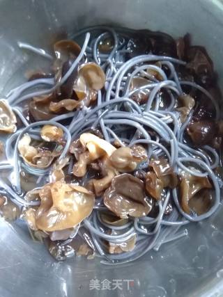 木耳拌蕨根粉的做法步骤：2
