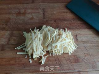 韭菜炒豆皮的做法步骤：3