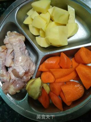 鸡腿土豆胡萝卜煲的做法步骤：1