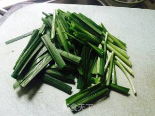 韭菜炒甜笋的做法步骤：2