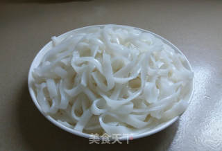 干炒河粉的做法步骤：1