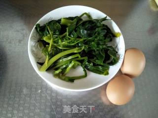 鸡蛋皮拌菠菜的做法步骤：1