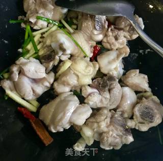 茶树菇烧鸡块的做法步骤：4