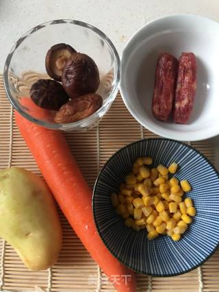 土豆腊肠焖饭的做法步骤：1