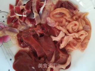 韭菜炒鸡杂的做法步骤：1