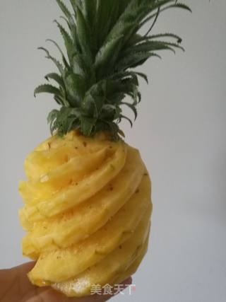 鲜榨菠萝汁的做法步骤：1