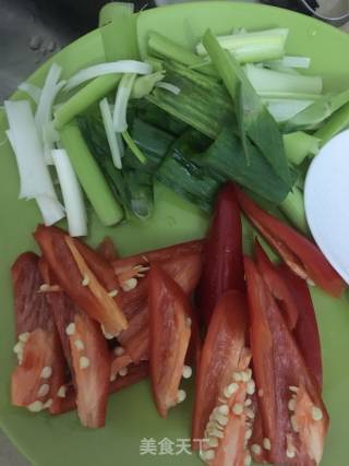 五花肉炒猪肝的做法步骤：1