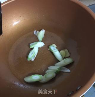葱爆海参的做法步骤：2