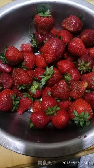 “夏日饮品”草莓果汁的做法步骤：1